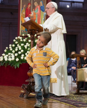 vatican-pope-child-on-stage